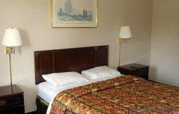 Budget Inn Mount Airy מראה חיצוני תמונה